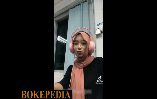 Tiktokers Hijab Putri Blowjob pacar di hotel sampai Crottt